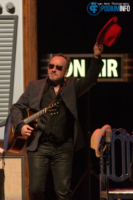 Elvis Costello op Elvis Costello - 08/03 - Koninklijk Theater Carré foto