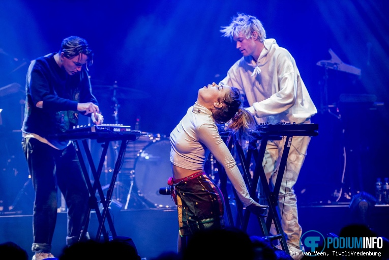 Off Bloom op Dua Lipa - 10/4 - TivoliVredenburg foto