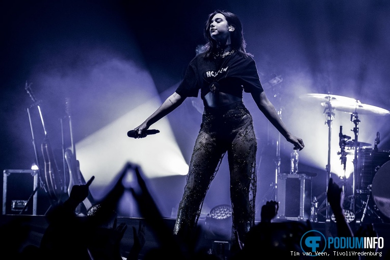 Dua Lipa op Dua Lipa - 10/4 - TivoliVredenburg foto