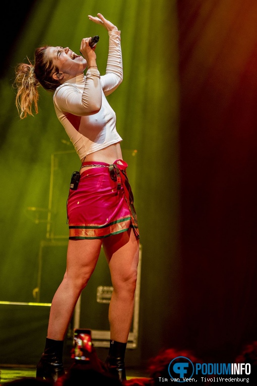 Off Bloom op Dua Lipa - 10/4 - TivoliVredenburg foto