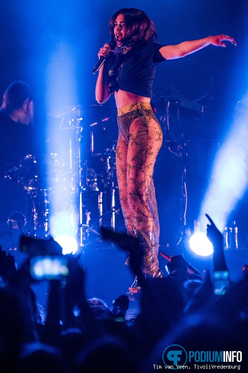 Dua Lipa op Dua Lipa - 10/4 - TivoliVredenburg foto