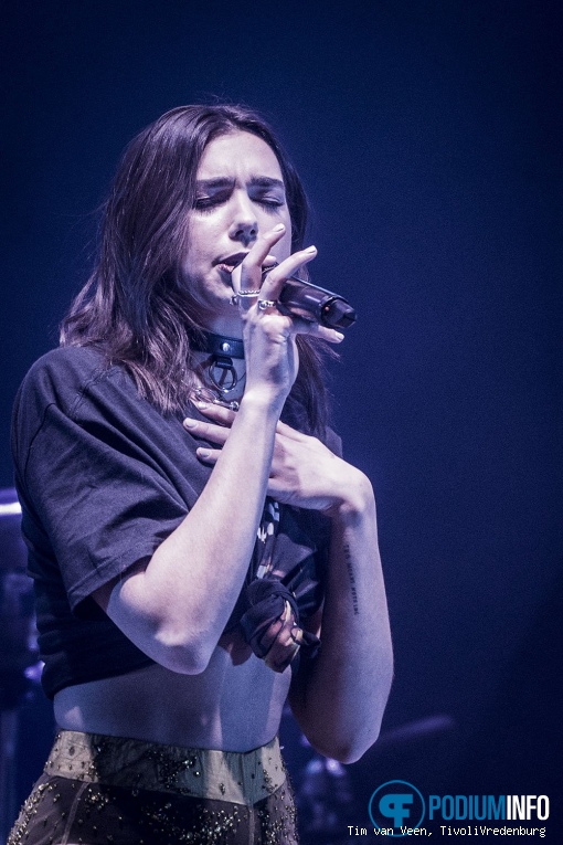 Dua Lipa op Dua Lipa - 10/4 - TivoliVredenburg foto