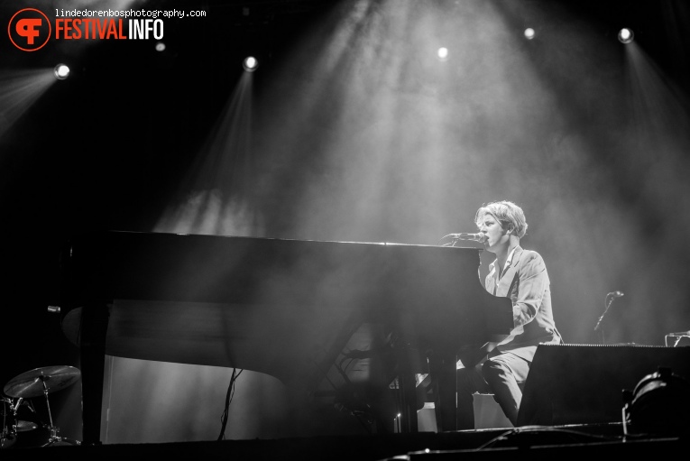 Tom Odell op Paaspop Schijndel 2017 - Zaterdag foto