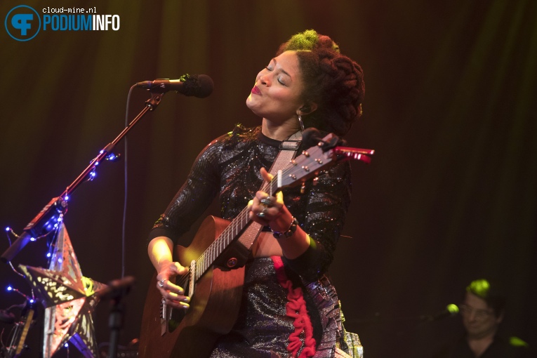 Valerie June op Valerie June - 01/05 - TivoliVredenburg foto