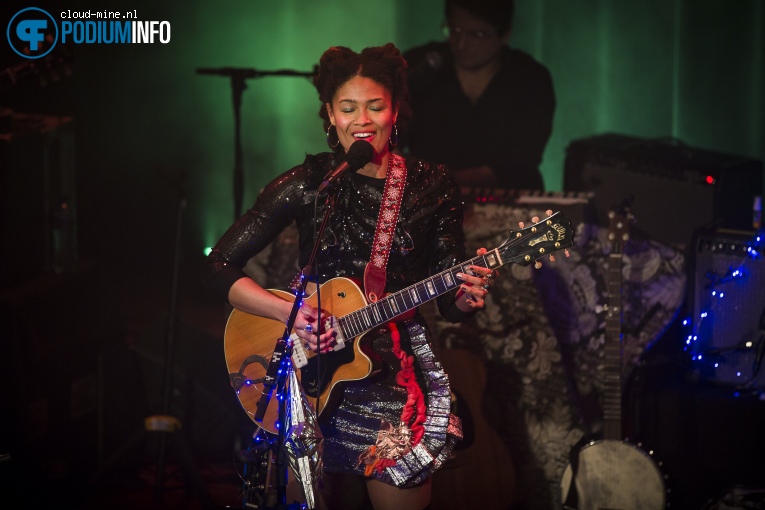 Valerie June op Valerie June - 01/05 - TivoliVredenburg foto