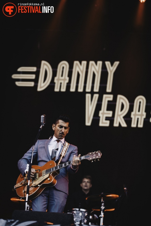 Foto Danny Vera op Bevrijdingsfestival Overijssel