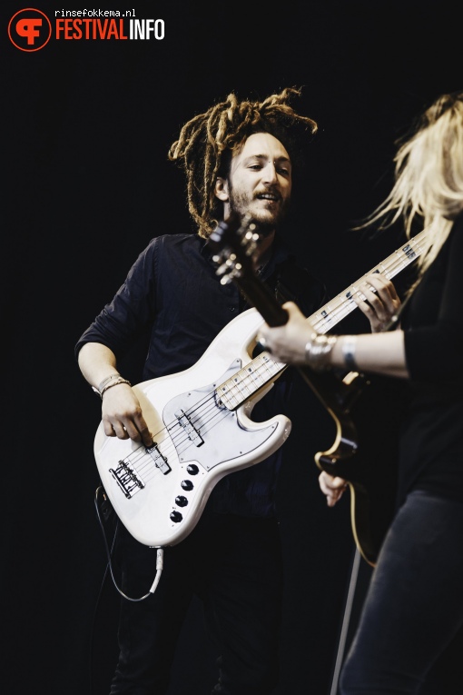 Joanne Shaw Taylor op Bevrijdingsfestival Overijssel foto