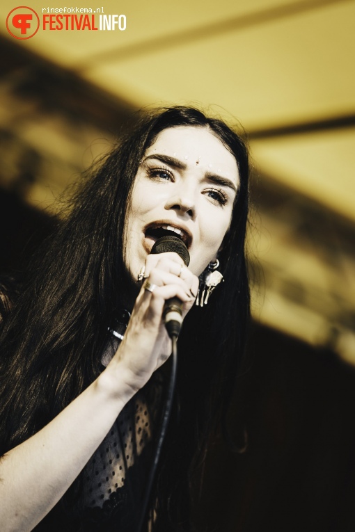 Chayah op Bevrijdingsfestival Overijssel foto