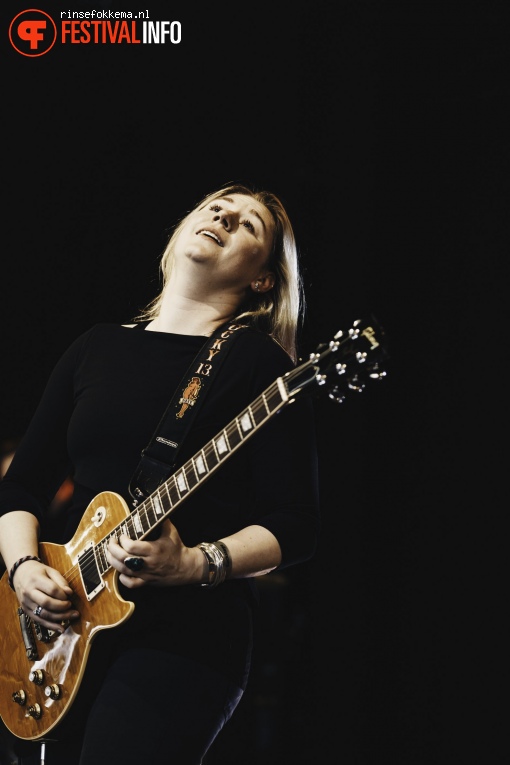 Foto Joanne Shaw Taylor op Bevrijdingsfestival Overijssel