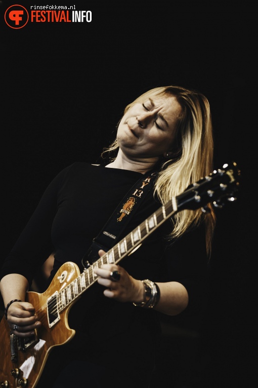 Joanne Shaw Taylor op Bevrijdingsfestival Overijssel foto