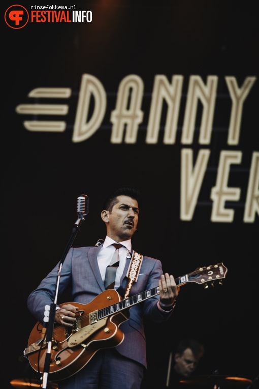 Foto Danny Vera op Bevrijdingsfestival Overijssel