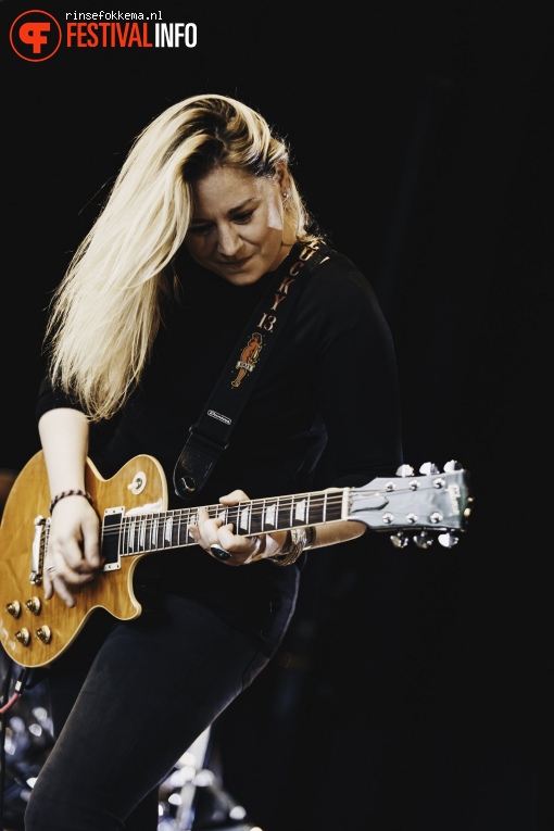Joanne Shaw Taylor op Bevrijdingsfestival Overijssel foto