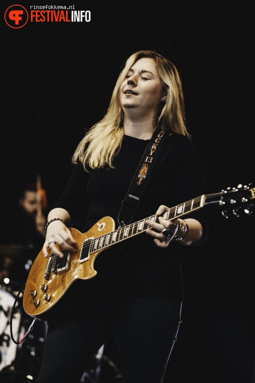 Joanne Shaw Taylor op Bevrijdingsfestival Overijssel foto