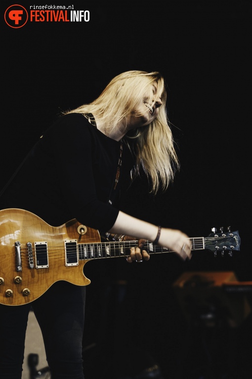 Joanne Shaw Taylor op Bevrijdingsfestival Overijssel foto