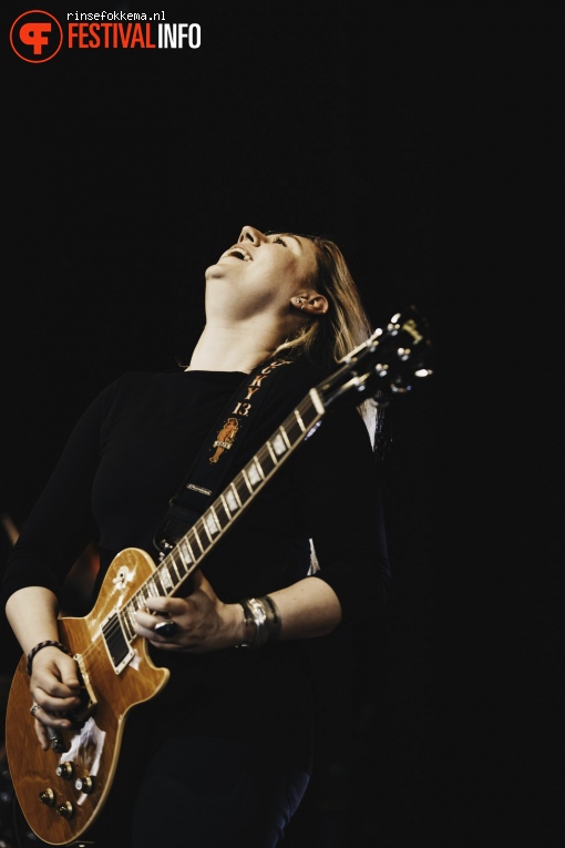 Joanne Shaw Taylor op Bevrijdingsfestival Overijssel foto