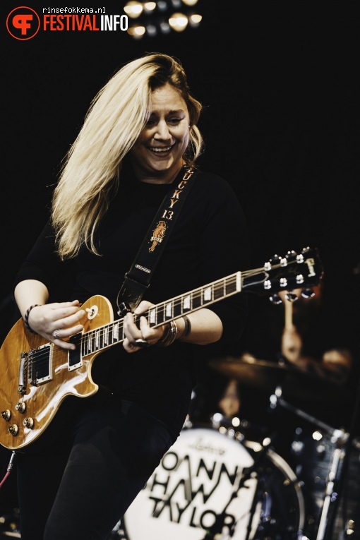 Joanne Shaw Taylor op Bevrijdingsfestival Overijssel foto