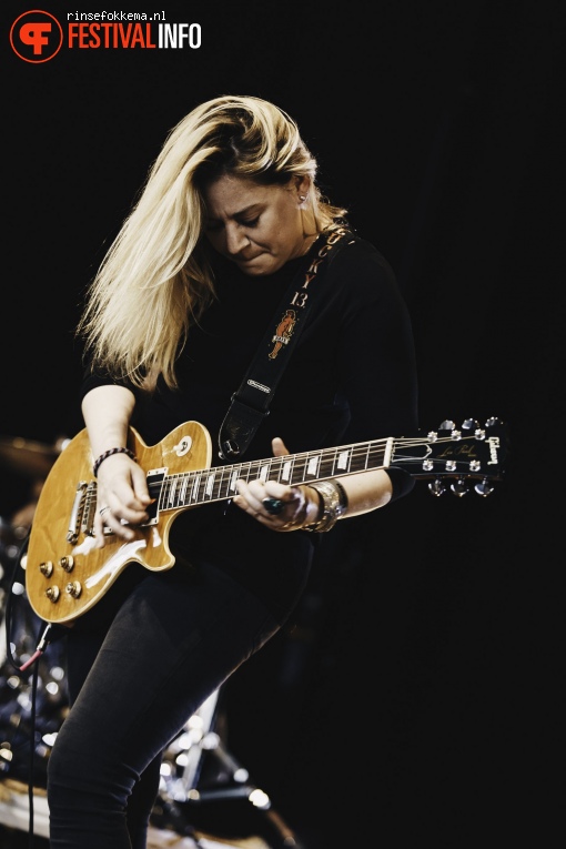 Foto Joanne Shaw Taylor op Bevrijdingsfestival Overijssel