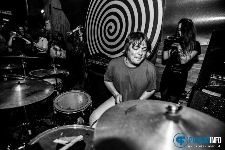 JC Thomaz op Thee Oh Sees - 07/05 - Maassilo Rotterdam foto