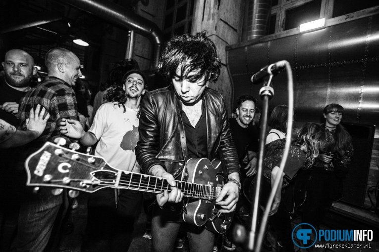 JC Thomaz op Thee Oh Sees - 07/05 - Maassilo Rotterdam foto
