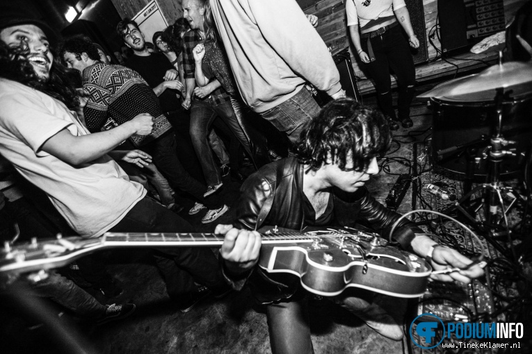 JC Thomaz op Thee Oh Sees - 07/05 - Maassilo Rotterdam foto