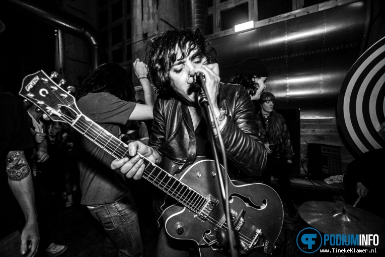 Foto JC Thomaz op Thee Oh Sees - 07/05 - Maassilo Rotterdam