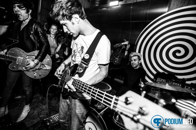 JC Thomaz op Thee Oh Sees - 07/05 - Maassilo Rotterdam foto