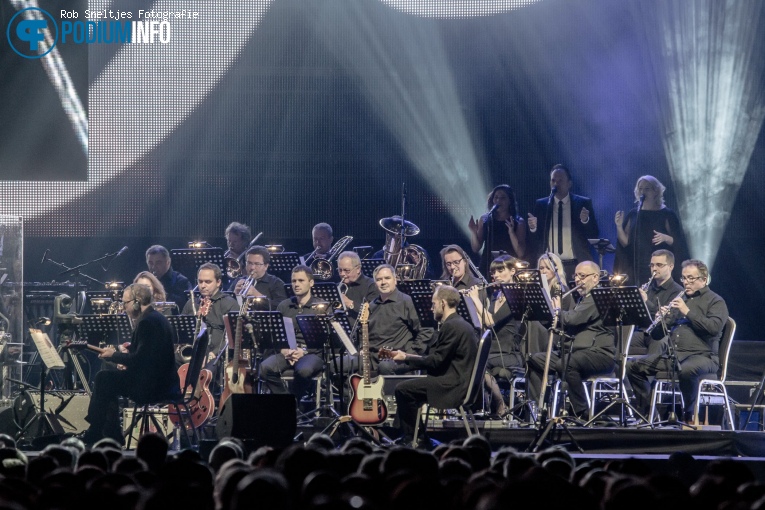 Royal Philharmonic Concert Orchestra op Elvis in Concert - 10/05 - Rotterdam Ahoy foto