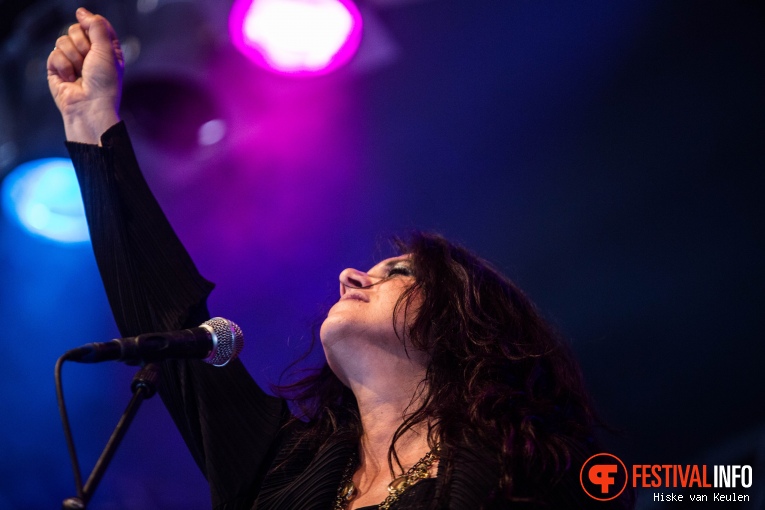 Sari Schorr & The Engine Room op Ribs & Blues 2017 foto