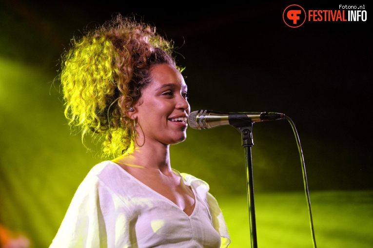 Izzy Bizu op Down The Rabbit Hole 2017 - Zaterdag foto