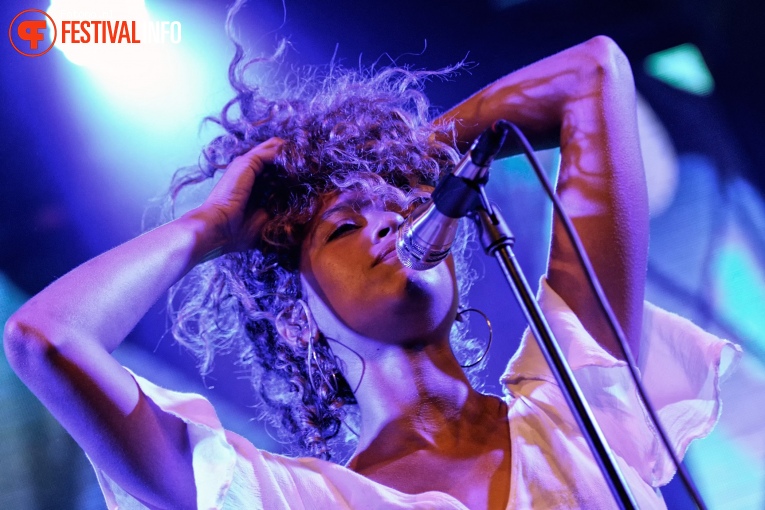 Izzy Bizu op Down The Rabbit Hole 2017 - Zaterdag foto