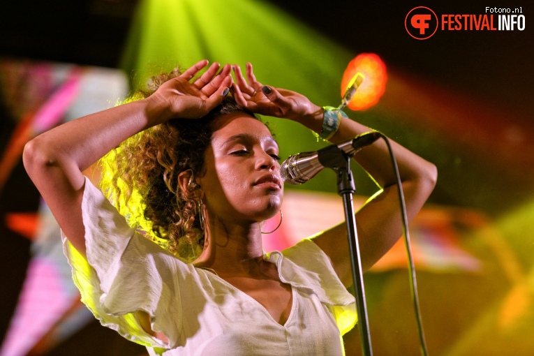 Izzy Bizu op Down The Rabbit Hole 2017 - Zaterdag foto