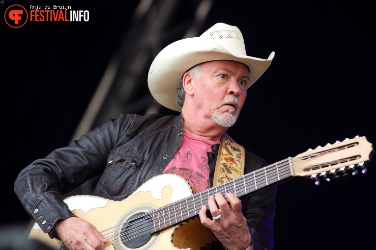 Los Pacaminos ft Paul Young op Parkpop 2017 foto