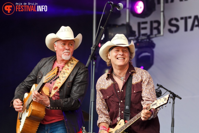 Los Pacaminos ft Paul Young op Parkpop 2017 foto