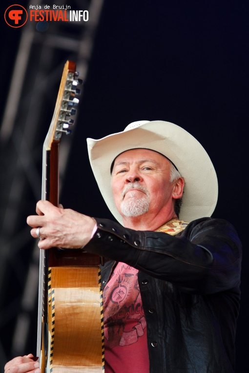 Los Pacaminos ft Paul Young op Parkpop 2017 foto