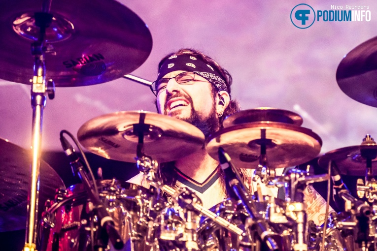 Mike Portnoy's Shattered Fortress op Mike Portnoy's Shattered Fortress - 06/07 - 013 foto