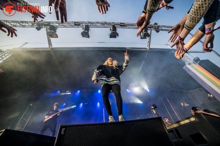 Julie Bergan op Træna festival 2017 foto