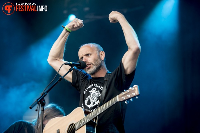 Storm Weather Shanty Choir op Træna festival 2017 foto