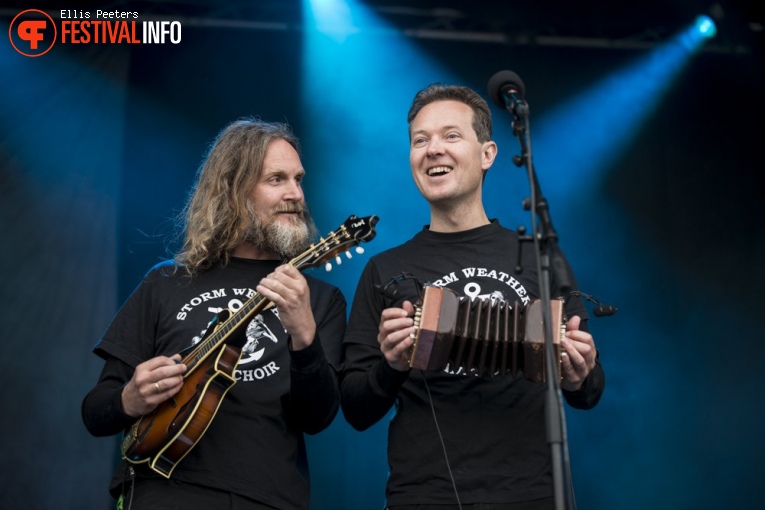 Storm Weather Shanty Choir op Træna festival 2017 foto