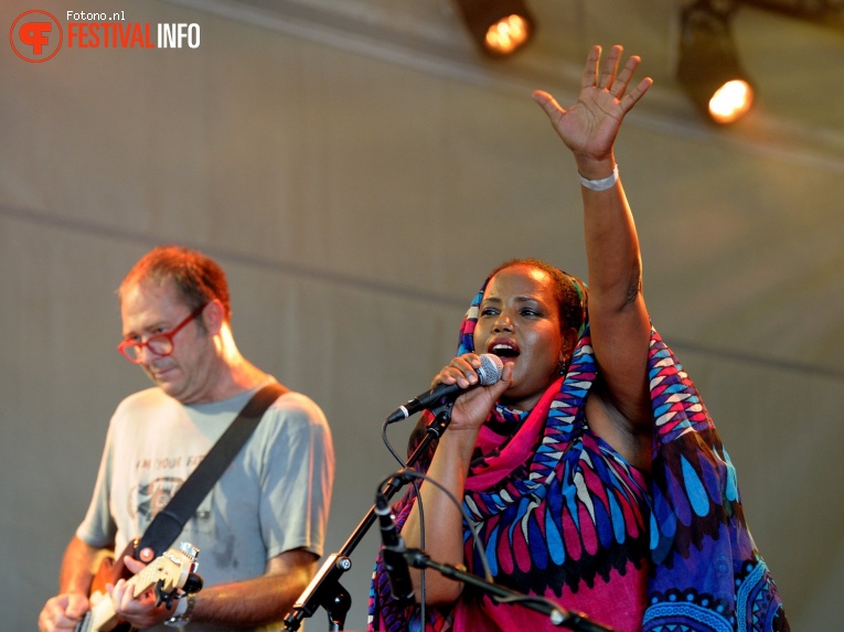 Aziza Brahim op Welcome To The Village 2017 - Zaterdag foto