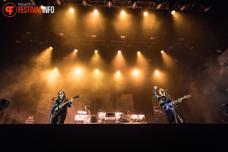 The XX op Lowlands 2017 - Vrijdag foto