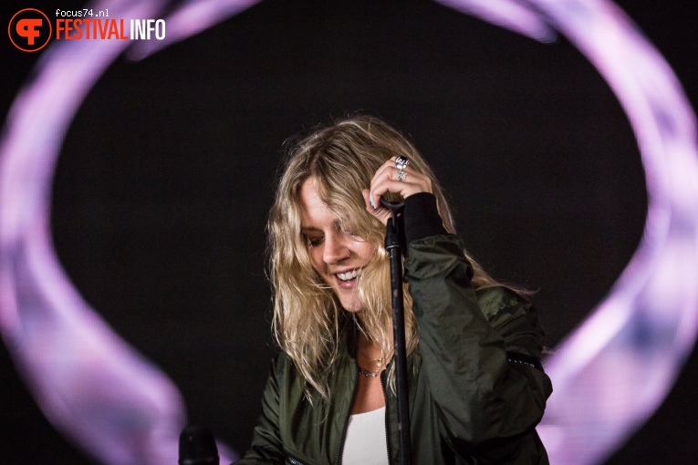 Tove Lo op Lowlands 2017 - Zaterdag foto