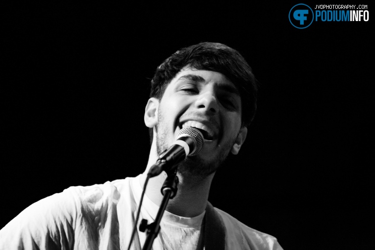 Nico Laska op Tim Vantol - 26/10 - Paradiso foto