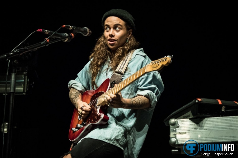 Tash Sultana op Tash Sultana - 31/10 - TivoliVredenburg foto