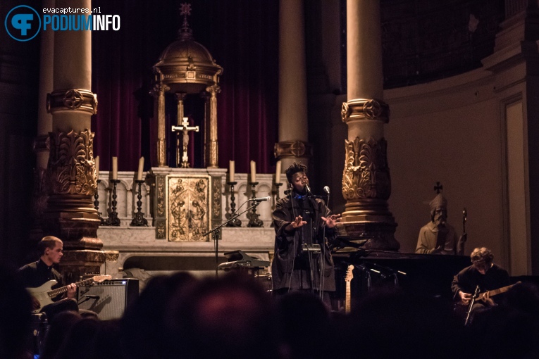 Foto Moses Sumney op Moses Sumney - 16/11 - De Duif