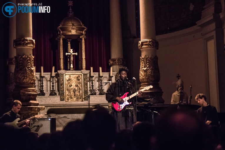 Foto Moses Sumney op Moses Sumney - 16/11 - De Duif