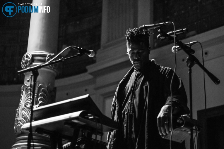 Foto Moses Sumney op Moses Sumney - 16/11 - De Duif