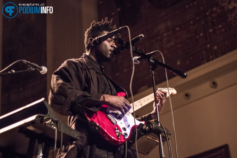 Foto Moses Sumney op Moses Sumney - 16/11 - De Duif