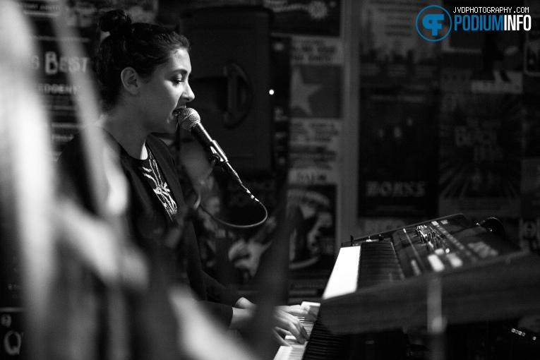 Amber Gomaa op Popronde Amsterdam - 25/11 - Q-factory foto