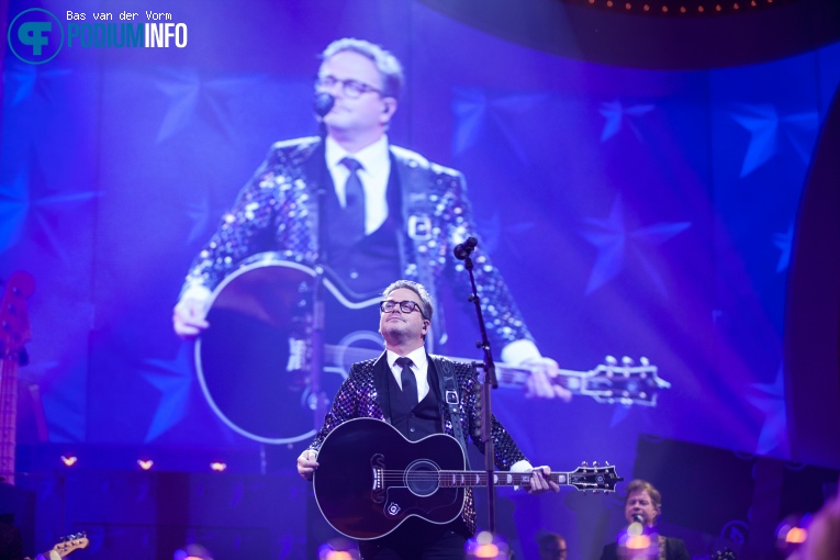 Guus Meeuwis op Guus Meeuwis - Groots met een zachte G winter editie - 1/12 - Ziggo Dome foto