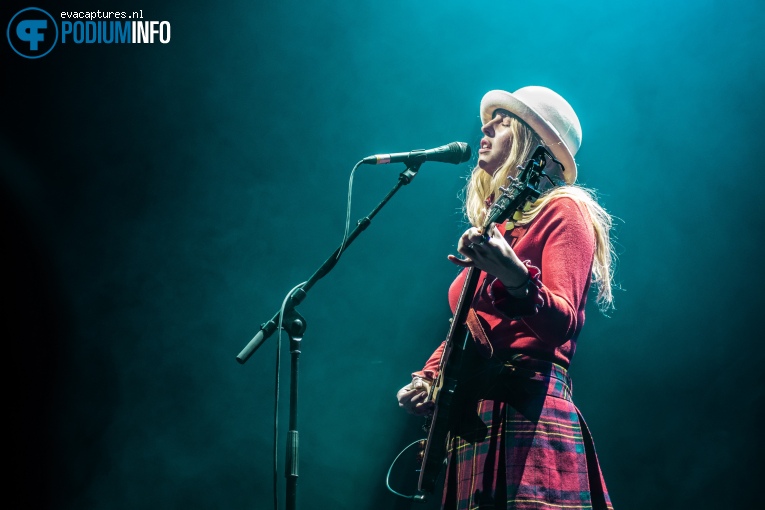 Laurel op Oh Wonder - 4/12 - Doornroosje foto